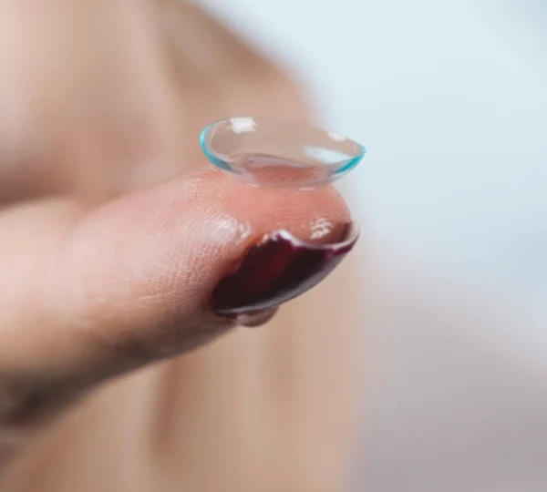 usage-confort-et-praticite-dans-la-vie-quotidienne-comparatif-lentilles-air-optix-et-lunettes-classiques